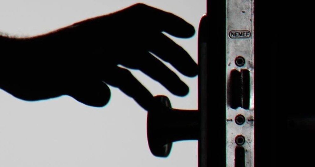 嚇人！不認識的鄰居開了我家的門！