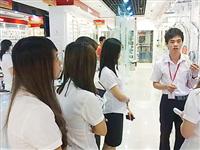 營銷中心組織員工專賣店參觀和產(chǎn)品培訓