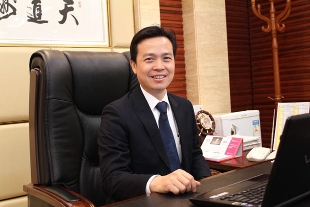 2013新春賀詞:匯泰龍董事長陳鴻填《榮光與責任》