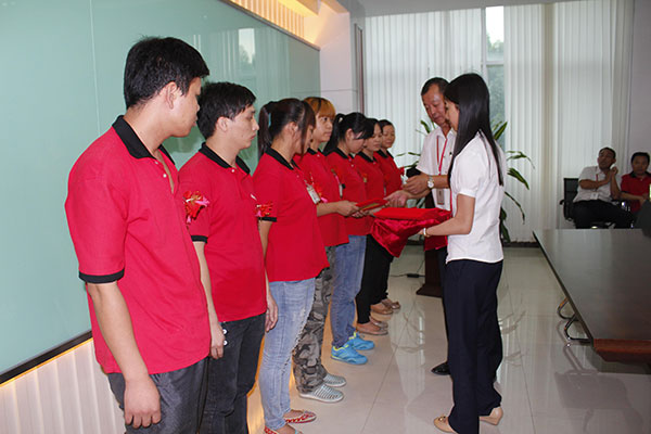 生產管理部張經(jīng)理為員工頒發(fā)證書